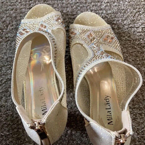 Women’s Gold Heel Shoe - Picture 11 of 12